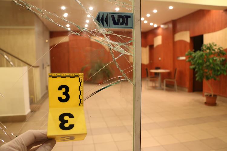 Poškozené vstupní dveře administrativní budovy