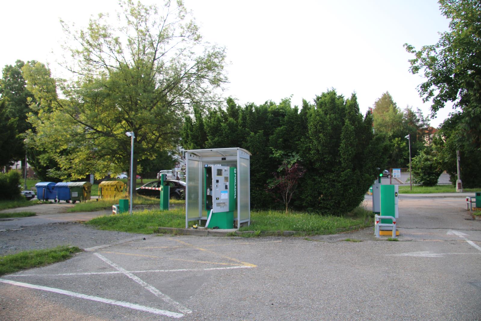 Poškození automatické pokladny na parkovišti u nemocnice ČK.JPG
