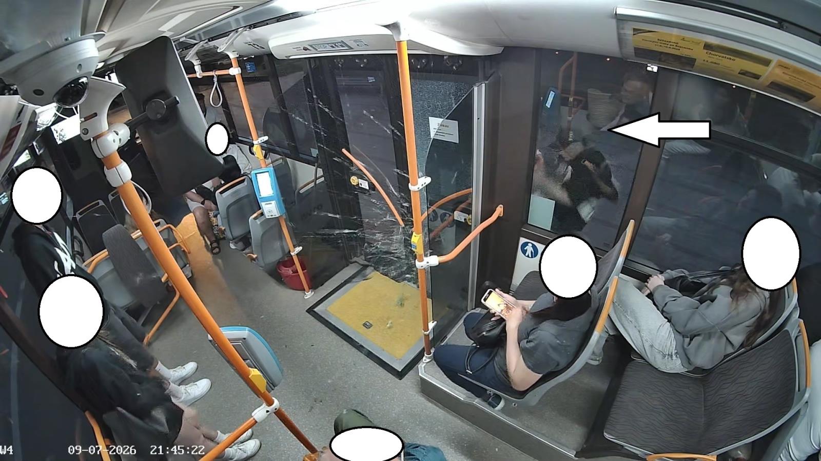 Poškození dveří autobusu.jpg