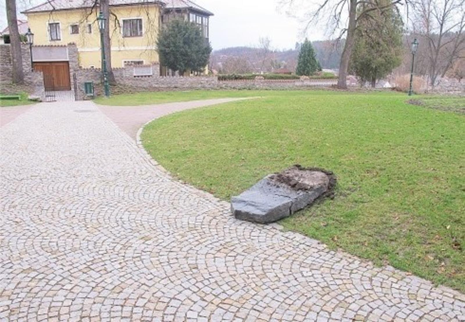 Poškození pamětní desky Kutná Hora