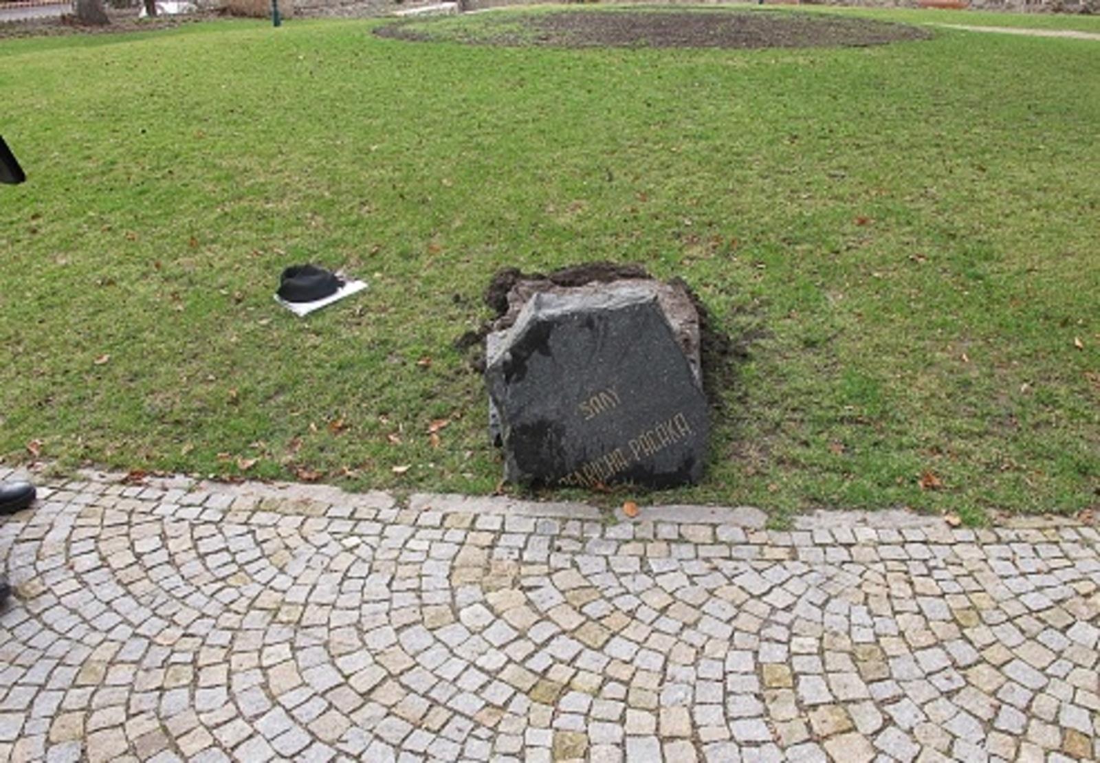 Poškození pamětní desky Kutná Hora