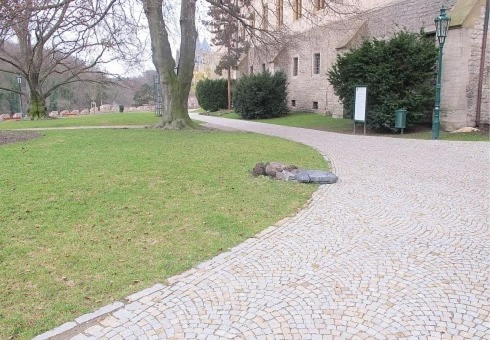 Poškození pamětní desky v Kutné Hoře