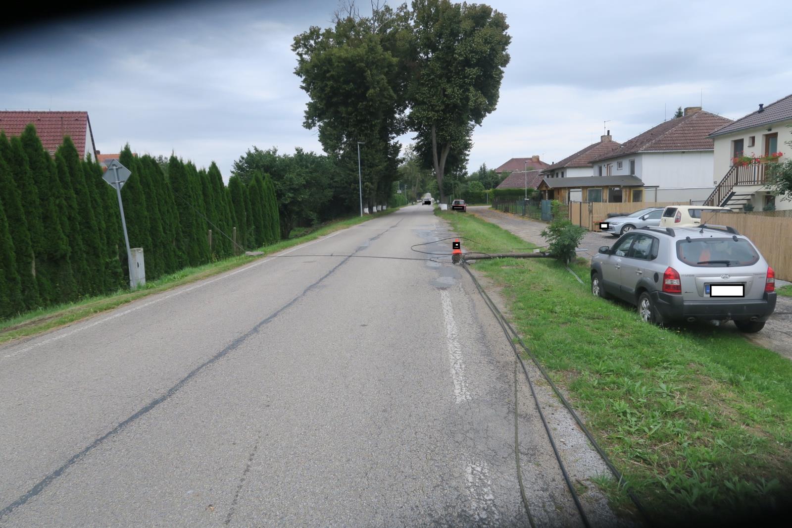 Poškození sloupů vedení v Hůrkách u Lišova.JPG