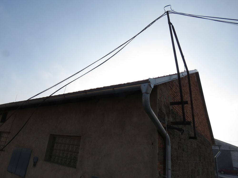 Poškození vedení autem s rukou
