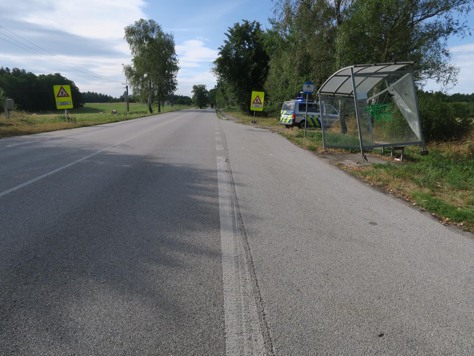 Poškození zastávky u obce Krasejovka 1.JPG