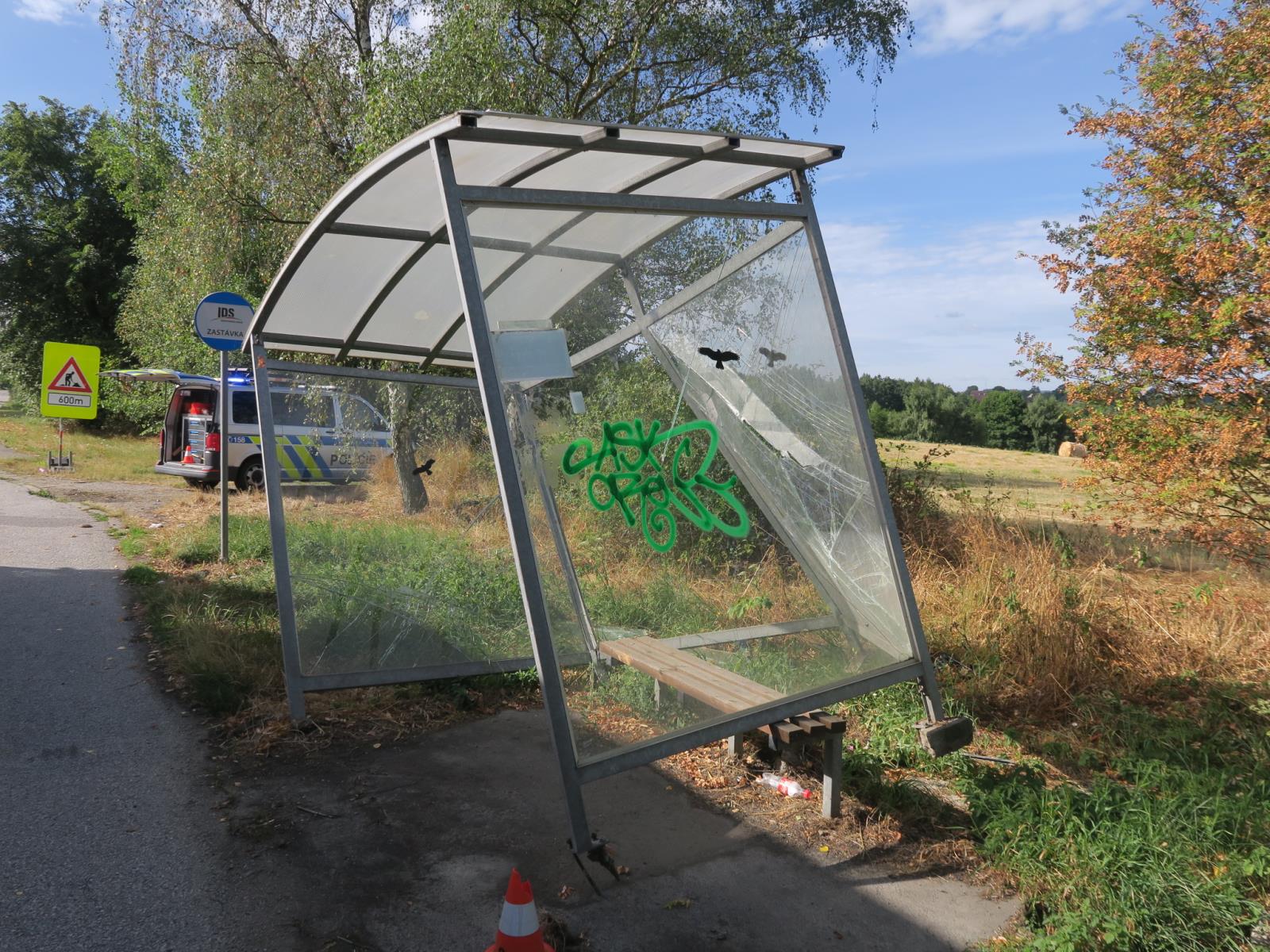 Poškození zastávky u obce Krasejovka 3.JPG