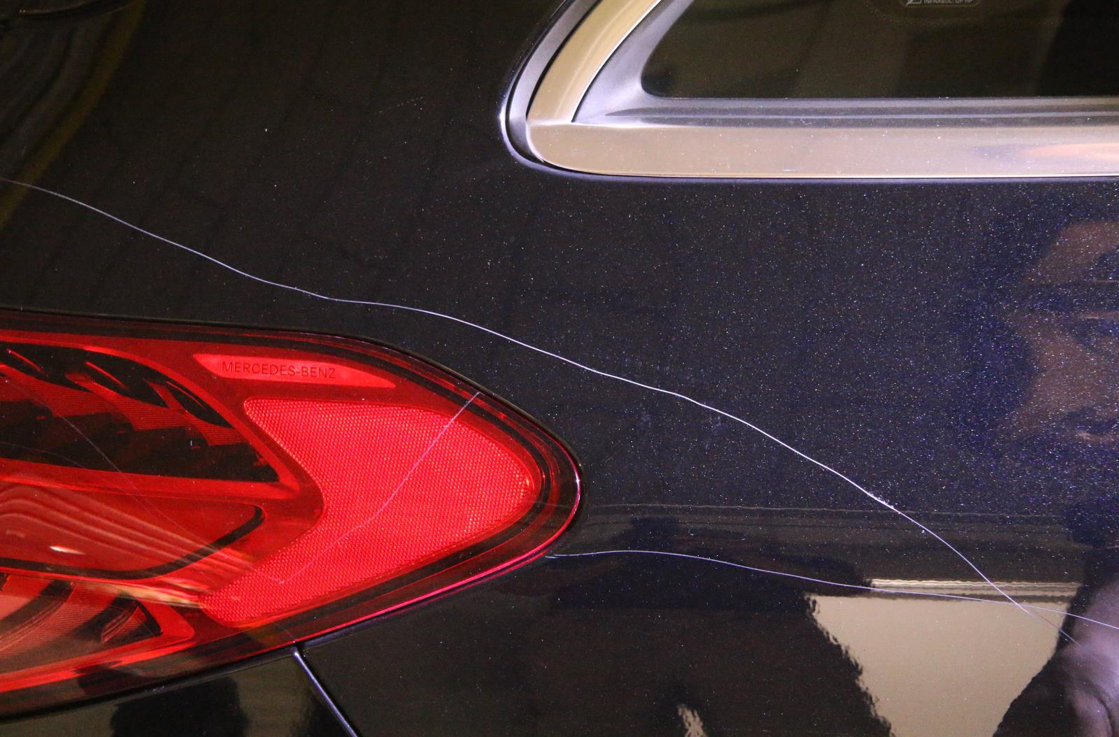 Poškozený lak vozidla značky Mercedes