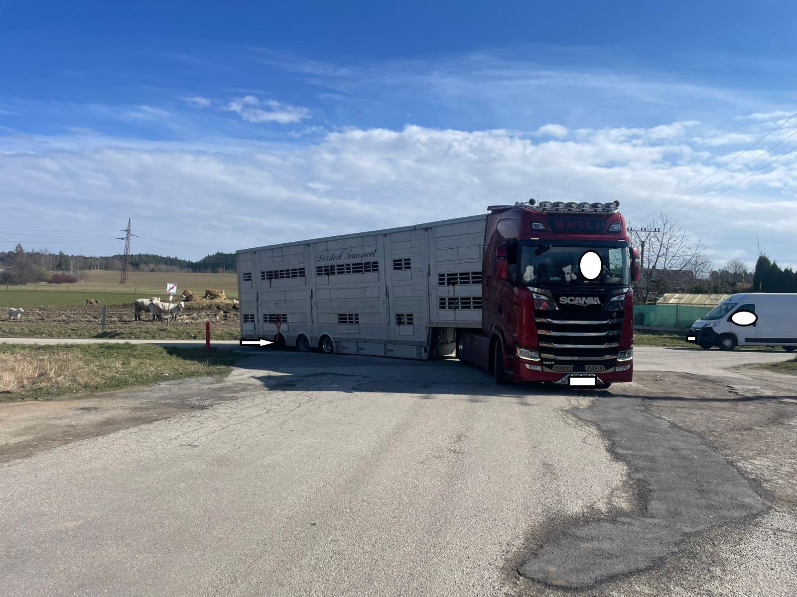 Poškozený návěs na převoz skotu 2.jpeg