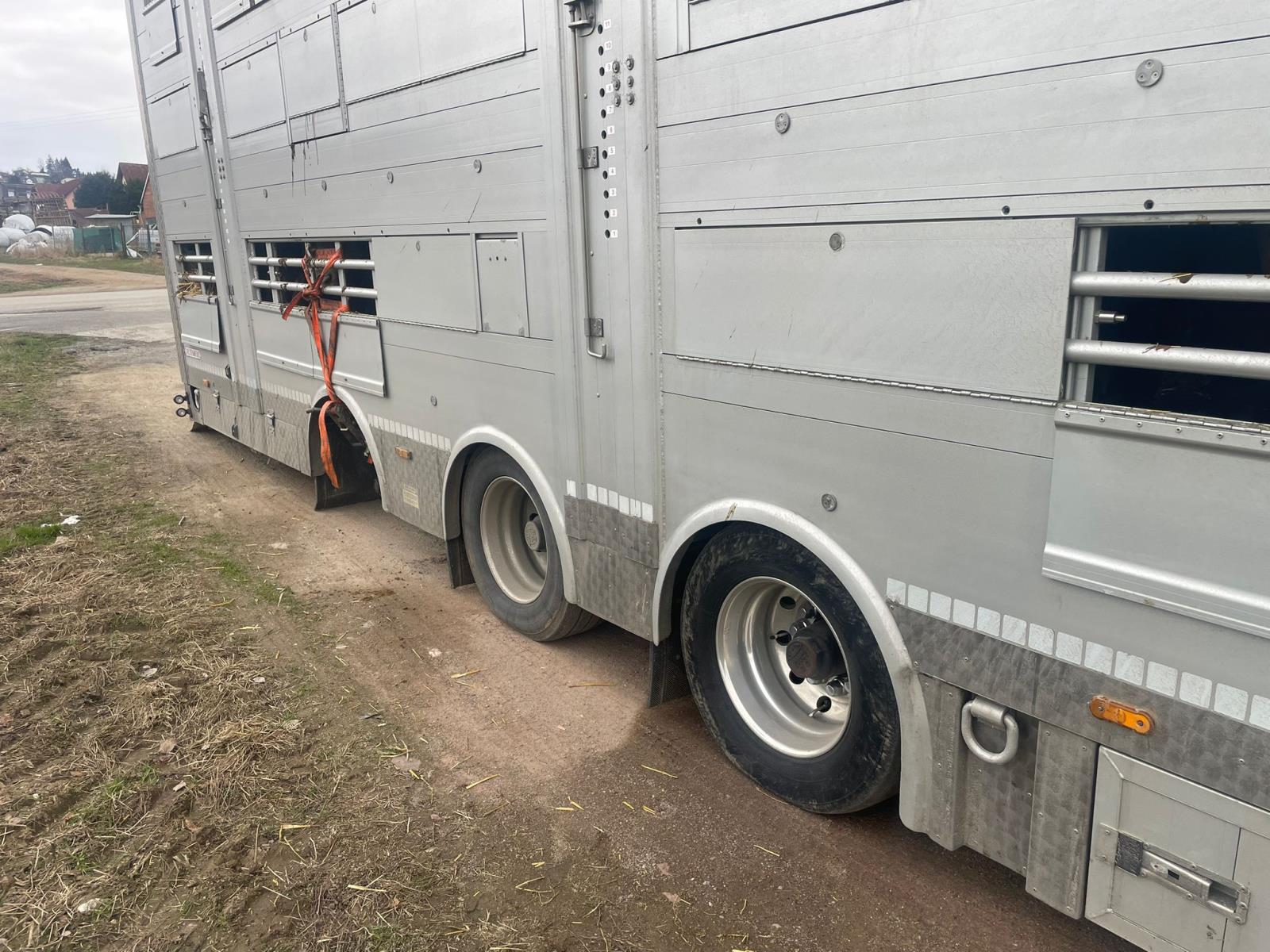 Poškozený návěs na převoz skotu 3.jpeg