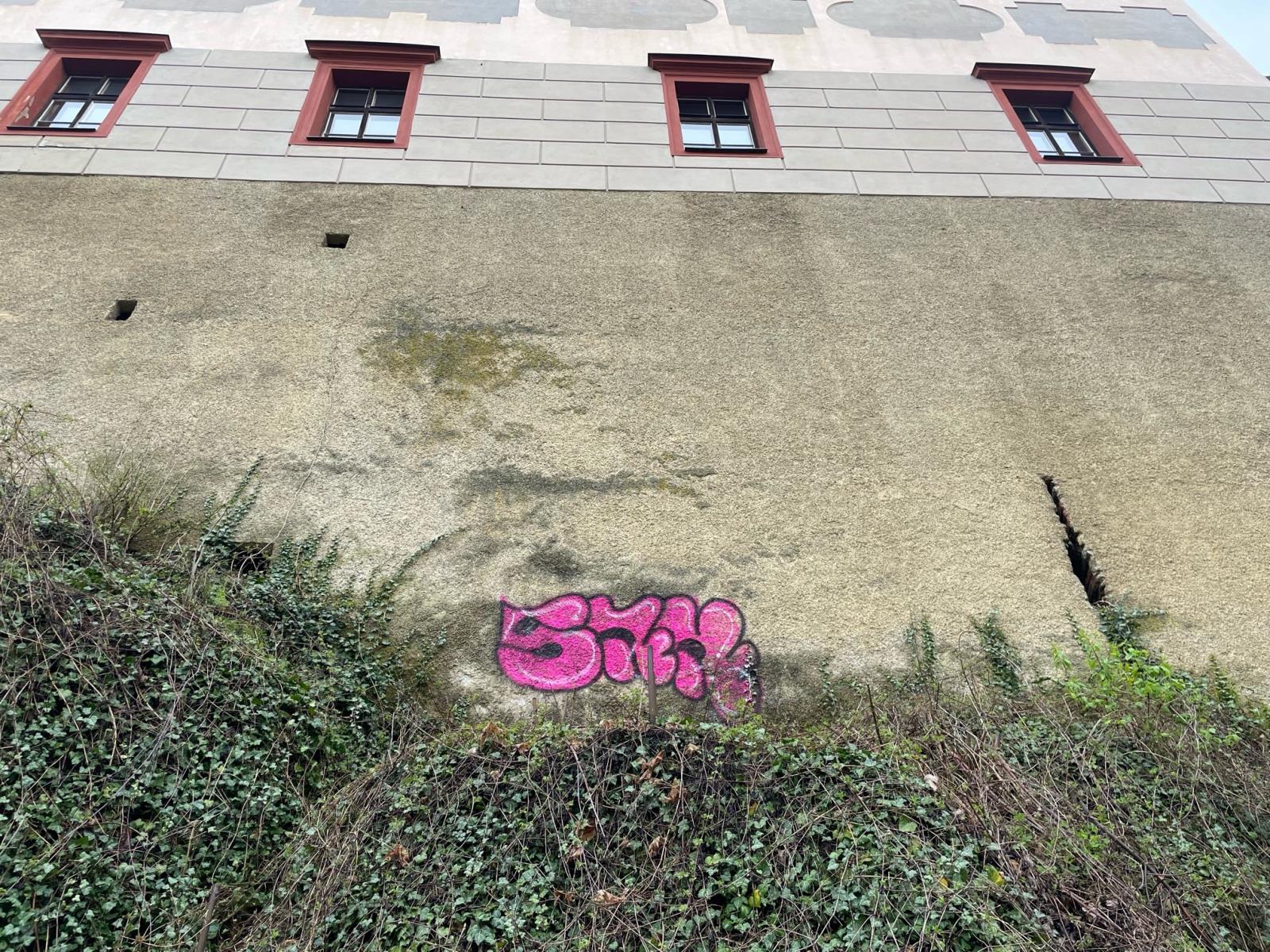 Posprejovaná fasáda zámku v Opočně