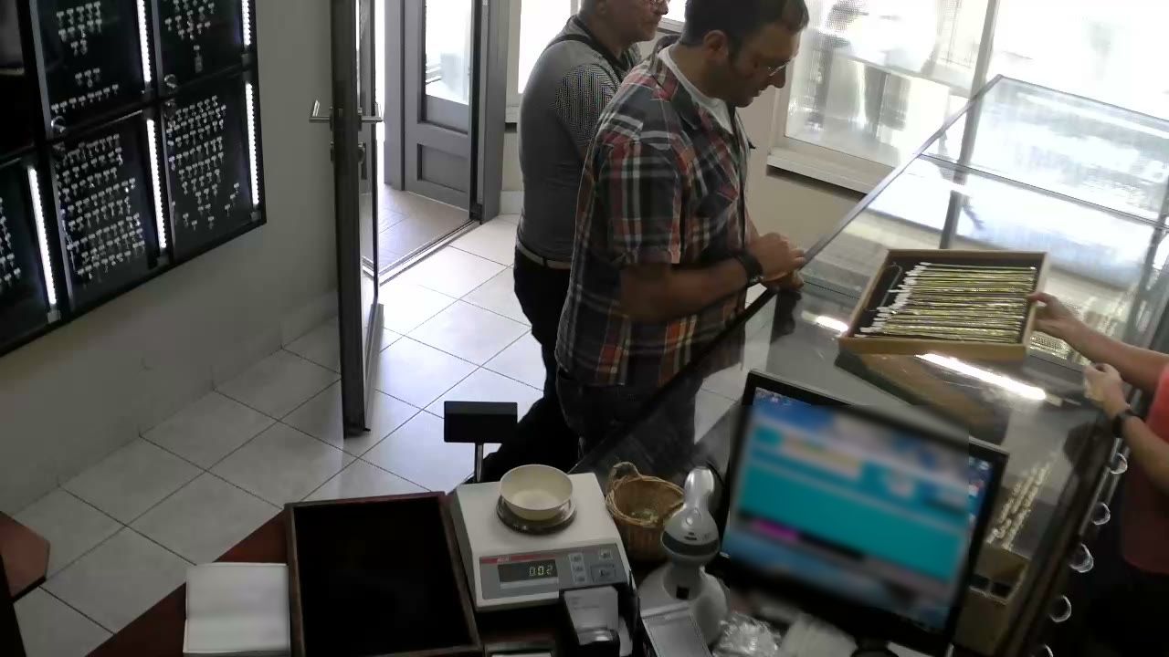 Poznáte někoho z dvojice mužů?