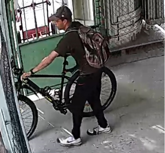 Poznáváte muže na fotografii?
