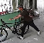 Poznáváte muže na fotografii?