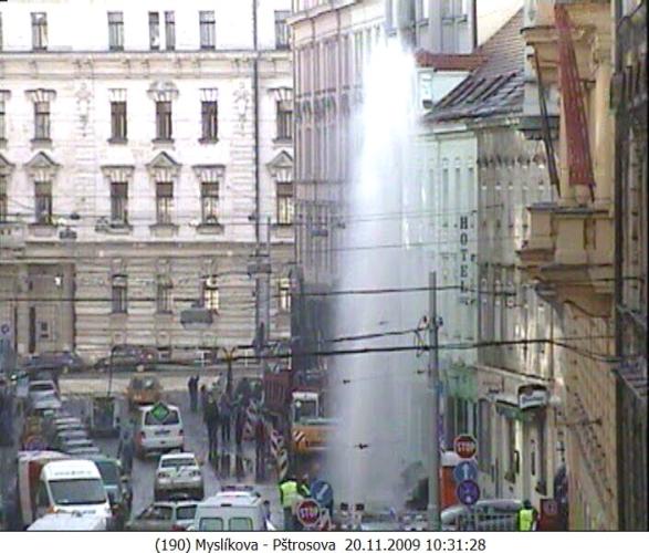 Prasklá voda.jpg