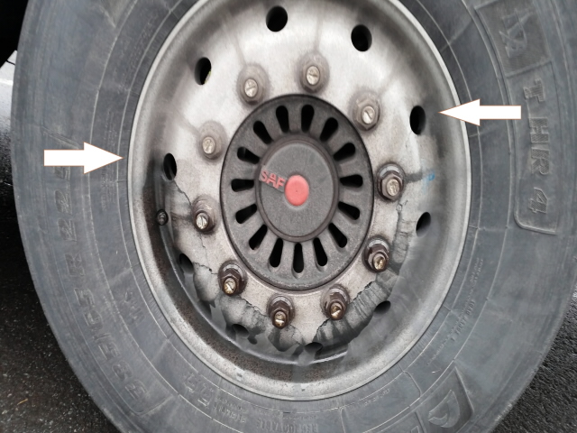 Prasklý disk kola na nápravě cisterny