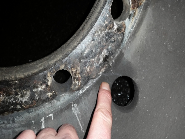 Prasklý disk kola na nápravě cisterny