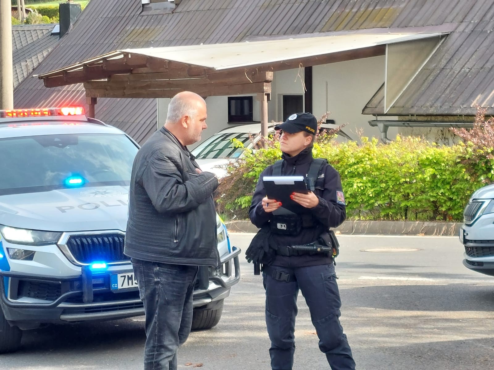 Pražský policista s kolegou.jpg