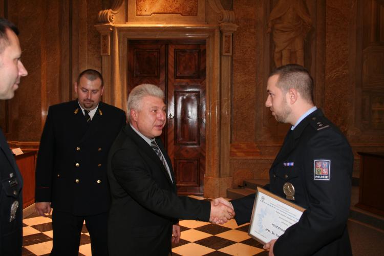 Přebírání ocenění 2.jpg
