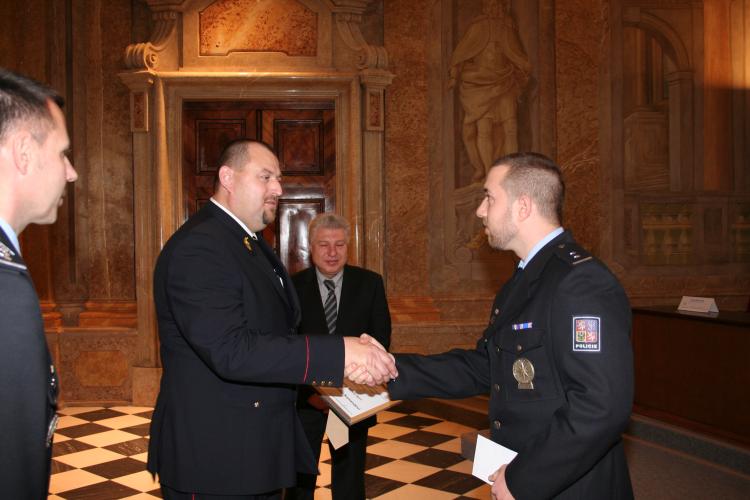 Přebírání ocenění.jpg