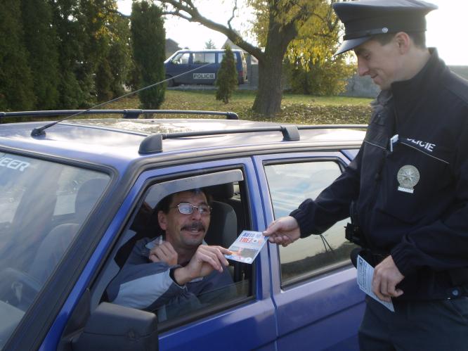 Předání informací a letáků u hrbitova v Kačici