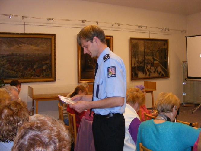 Předání letáků s informační tématikou