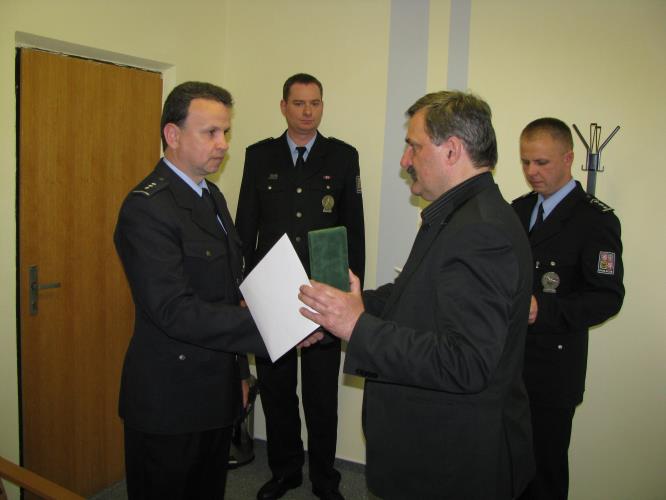 Předání medaile  "Za statečnost"