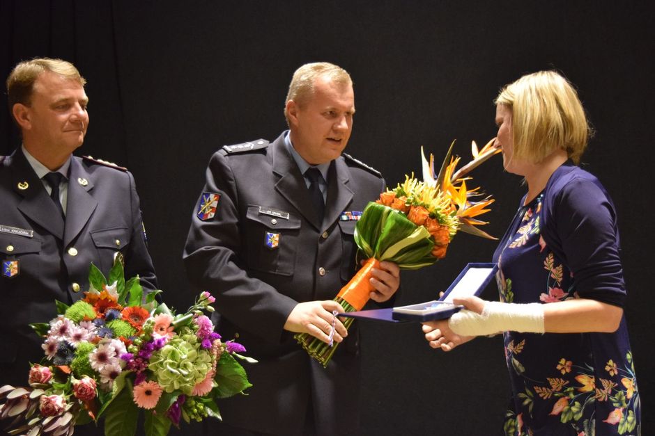 Předání medaile ředitele Krajského ředitelství policie Olomouckého kraje