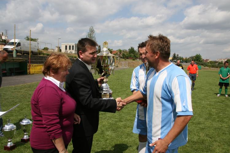 Předání poháru.JPG