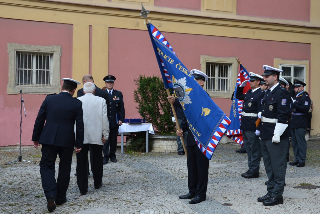 Předání praporu 14.jpg