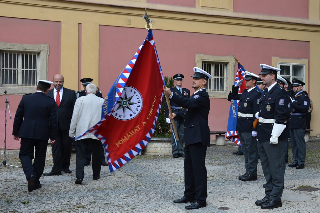 Předání praporu 15.jpg