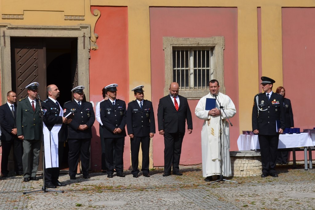 Předání praporu 28.jpg