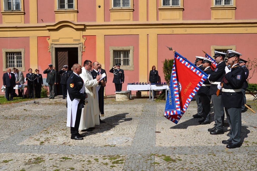 Předání praporu 31.jpg