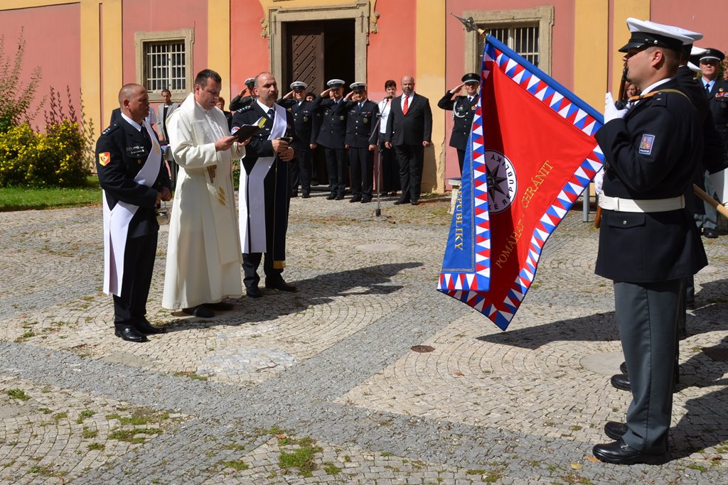 Předání praporu 32.jpg