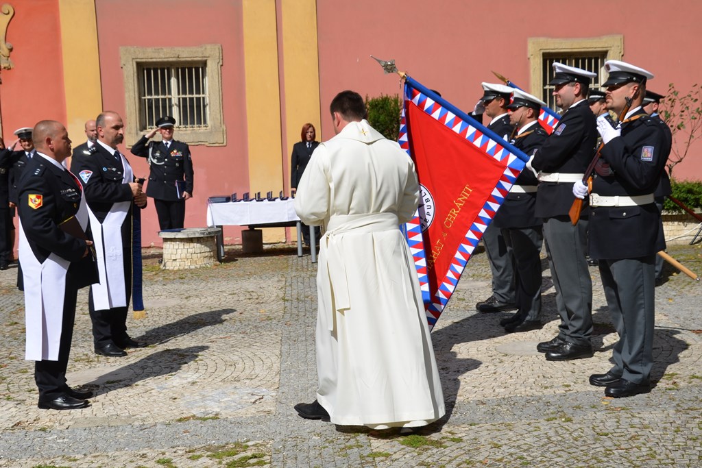 Předání praporu 34.jpg