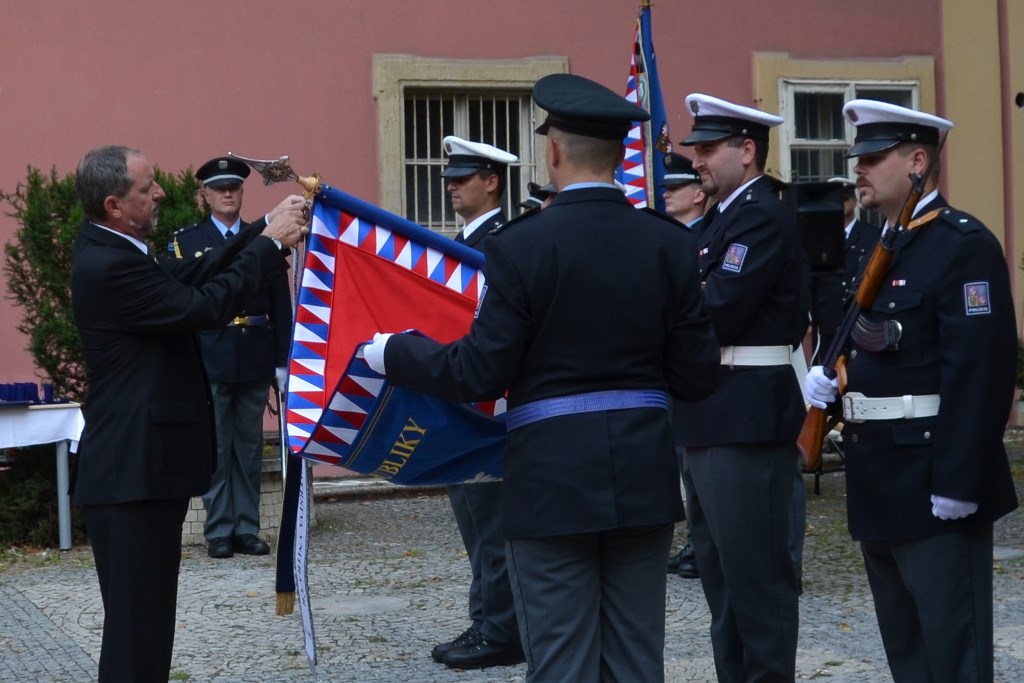 Předání praporu 37.jpg