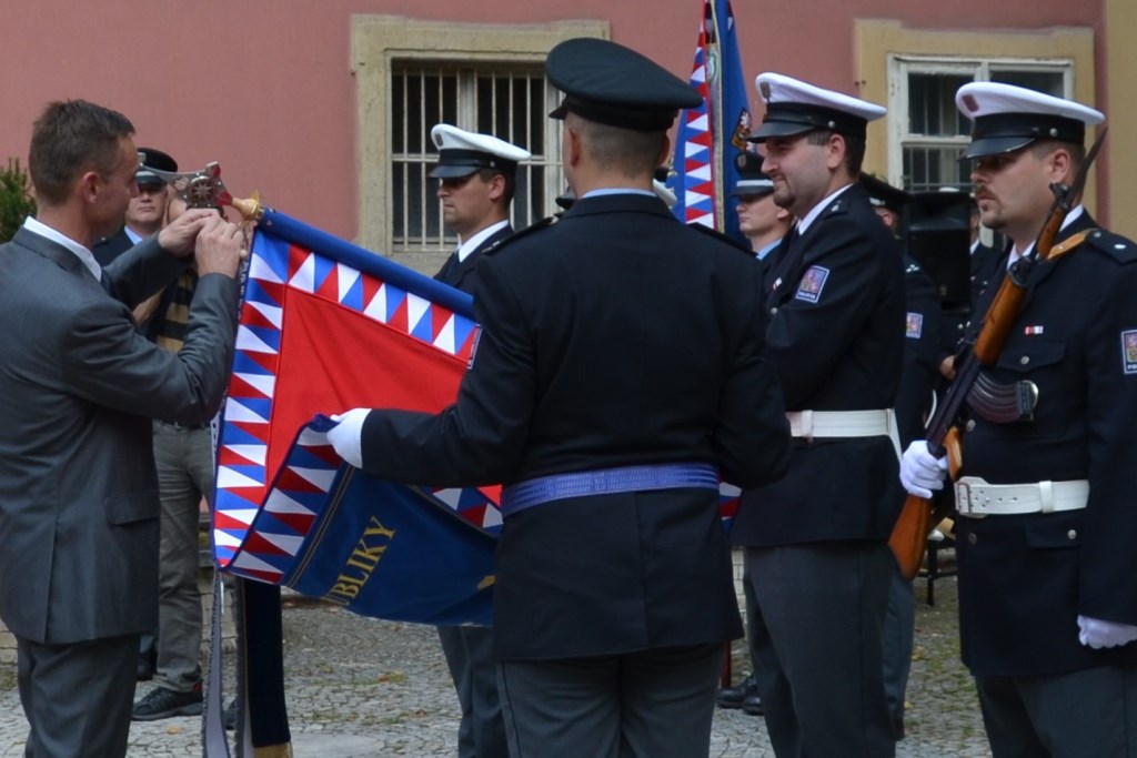 Předání praporu 40.jpg