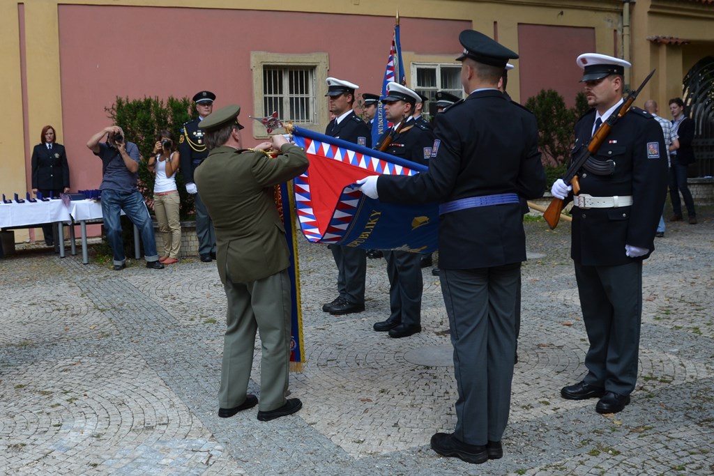 Předání praporu 42.jpg