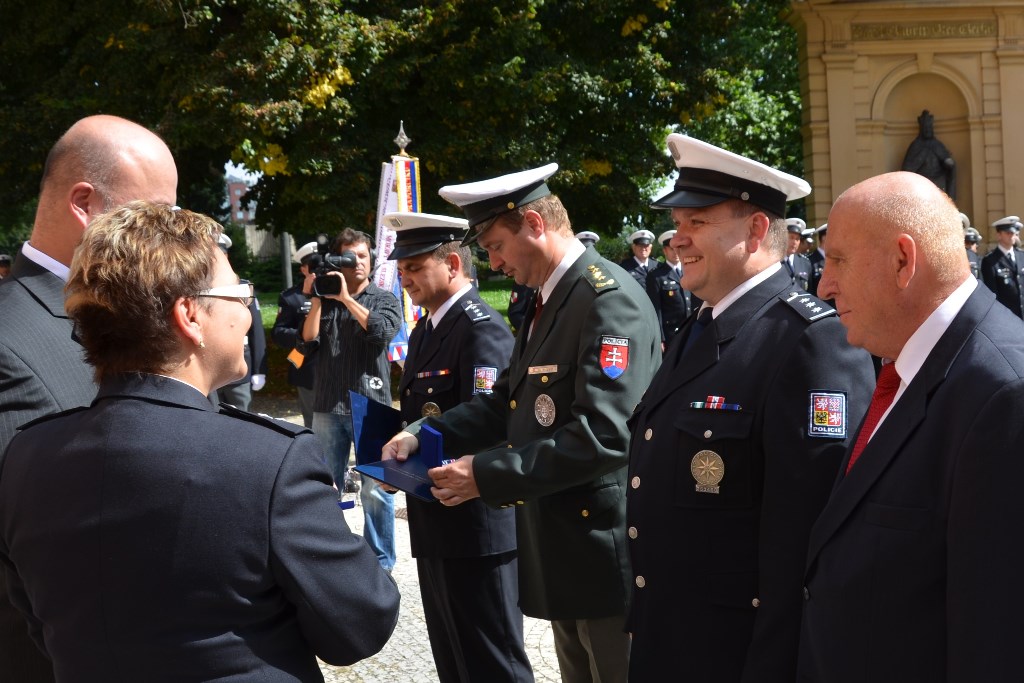 Předání praporu 46.jpg