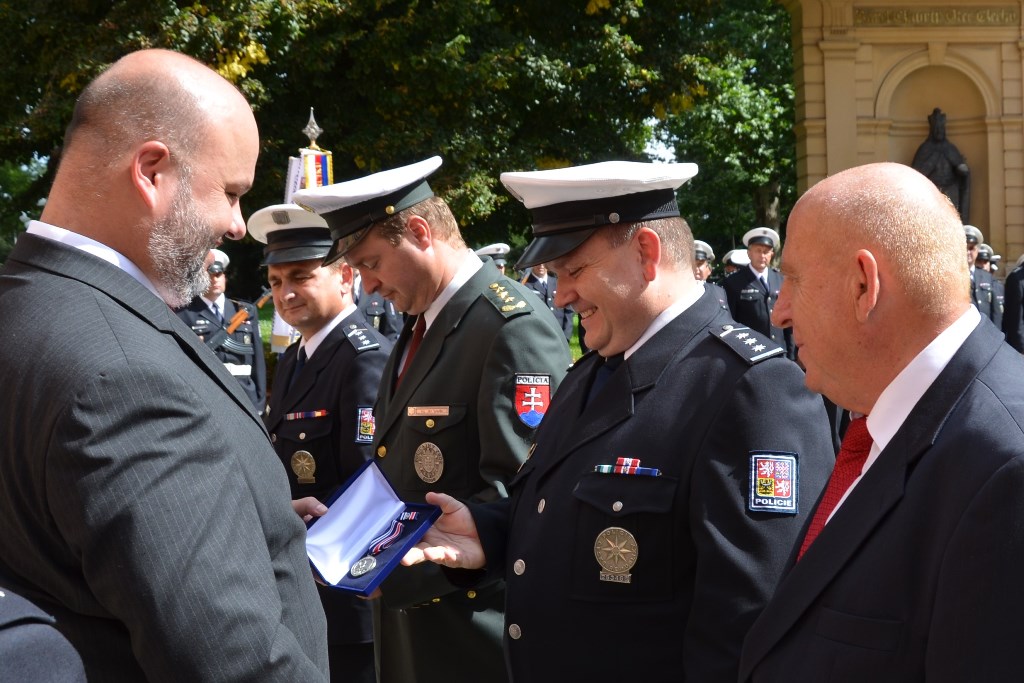 Předání praporu 48.jpg