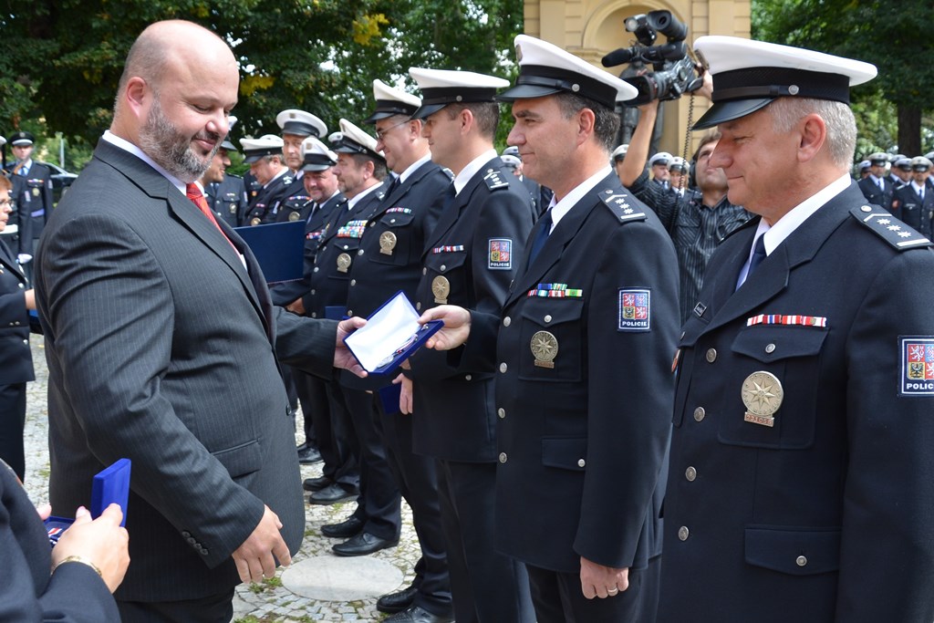 Předání praporu 60.jpg