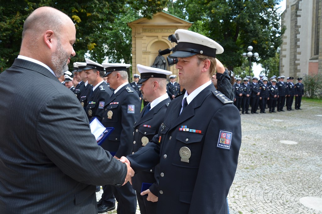 Předání praporu 64.jpg