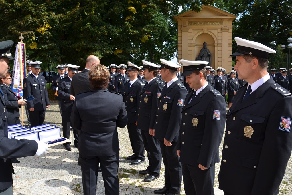 Předání praporu 66.jpg