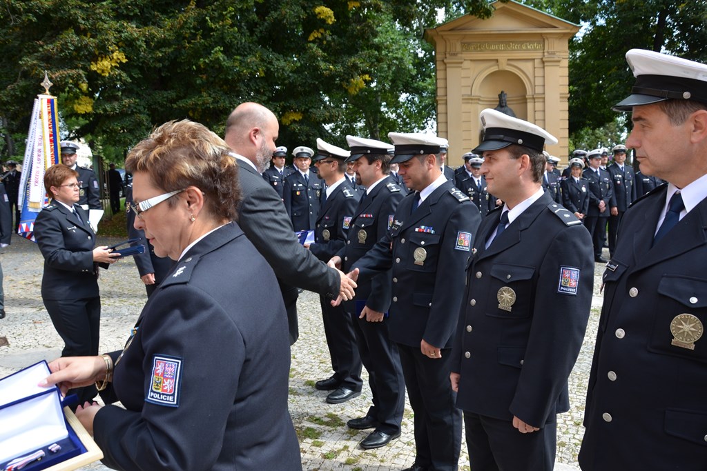 Předání praporu 67.jpg