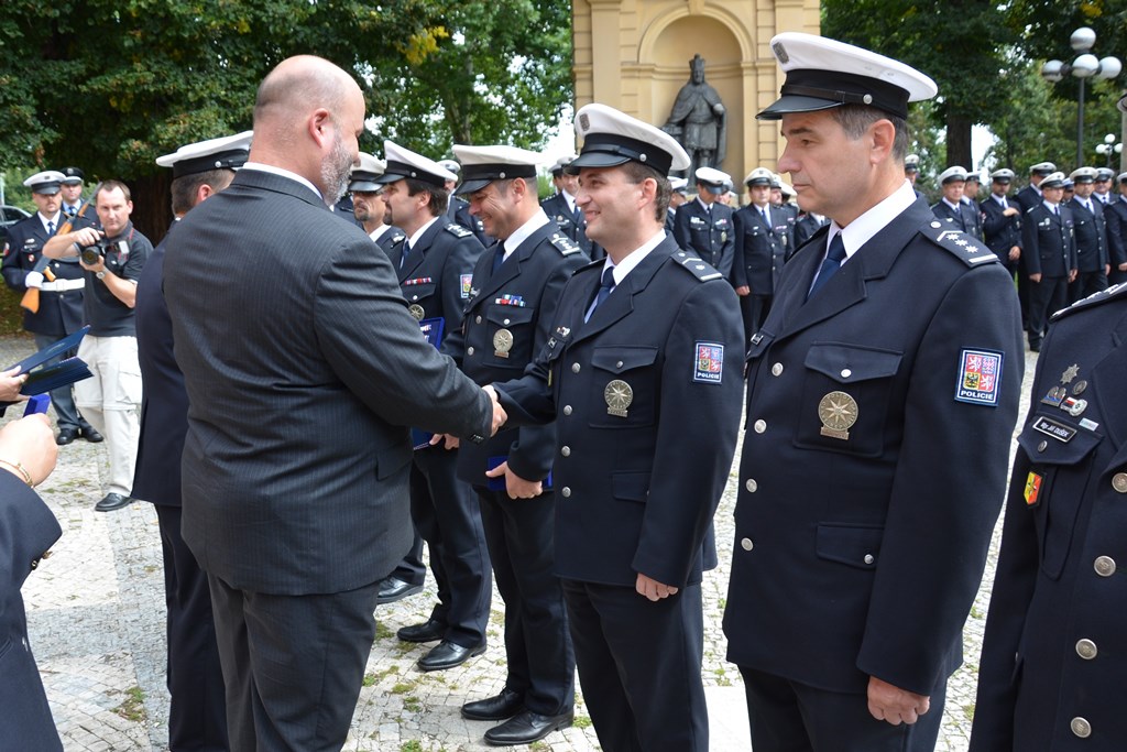 Předání praporu 68.jpg