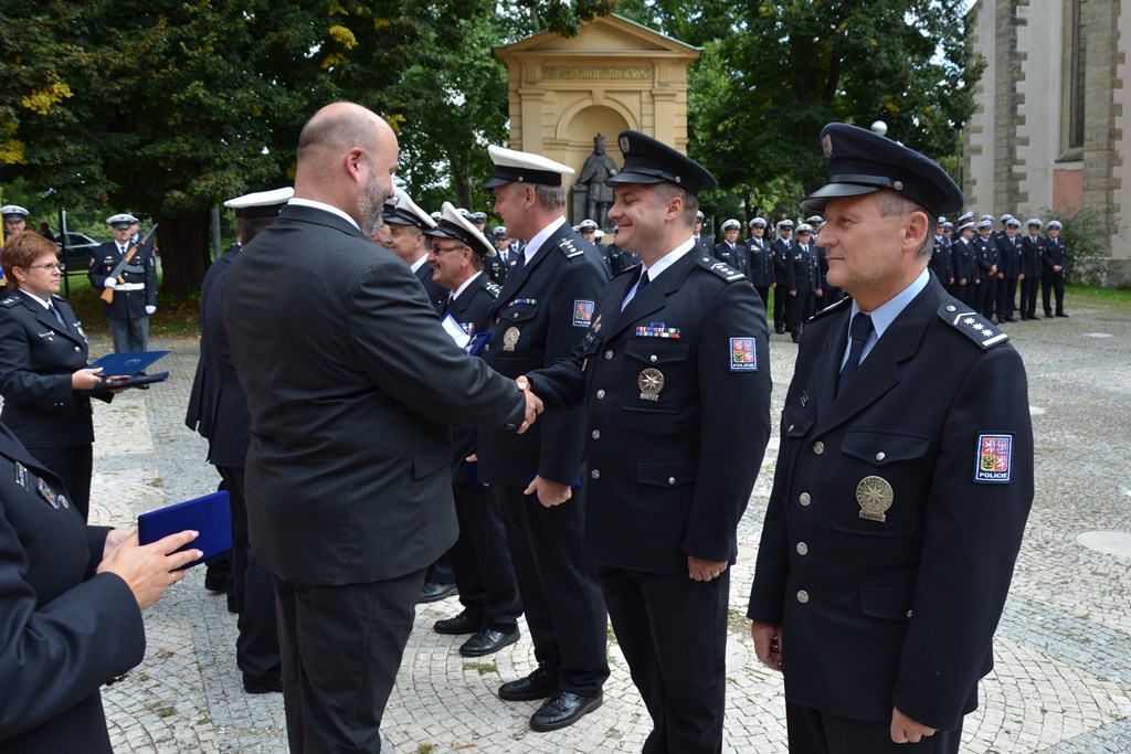 Předání praporu 72.jpg