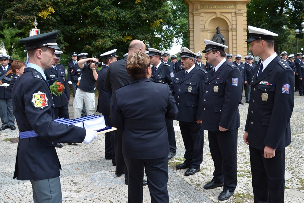 Předání praporu 79.jpg