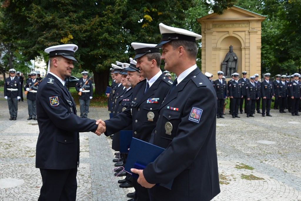 Předání praporu 84.jpg