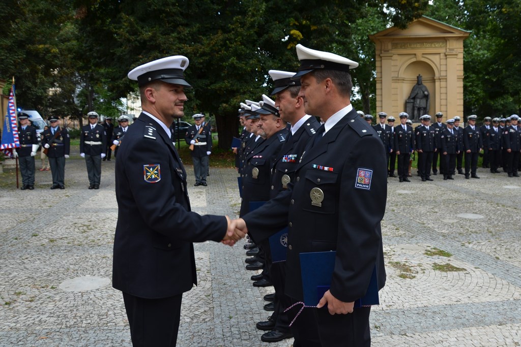 Předání praporu 85.jpg