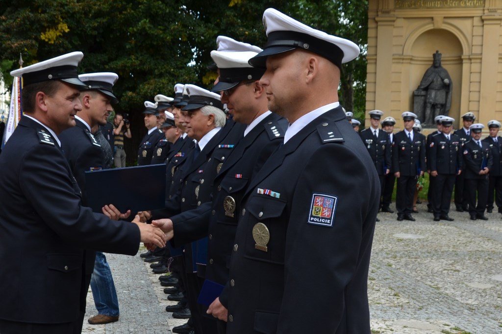 Předání praporu 86.jpg