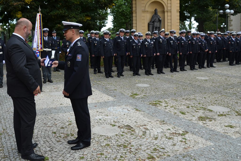 Předání praporu 90.jpg